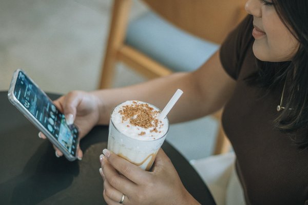 Découvrez l'univers du téléphone rose : confidences et plaisir